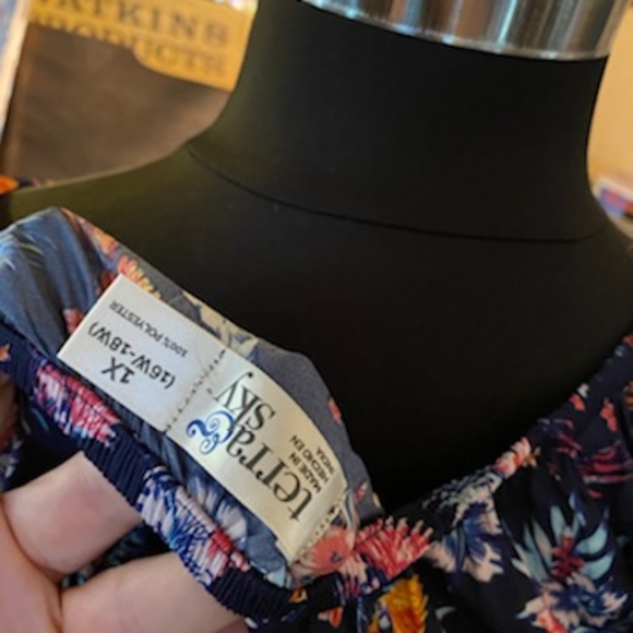 Terra and Sky Parrot and Floral Blouse - Picture 6 of 8